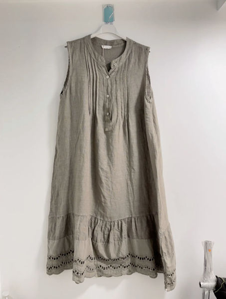 BY PARIS KJOLE M/ BRODERRI TAUPE